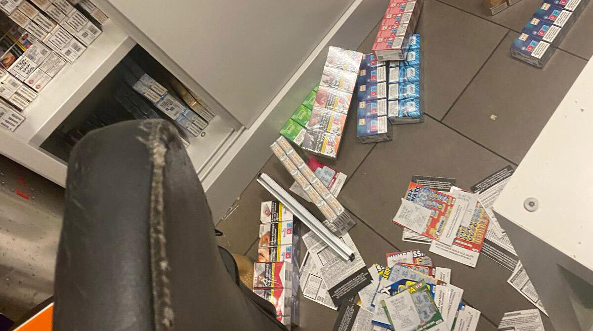 Ladri svaligiano di nuovo il bar Energy di Corpolò. Il gestore: "Non sappiamo più cosa fare" - Alcune immagini scattate dal gestore all'apertura del bar