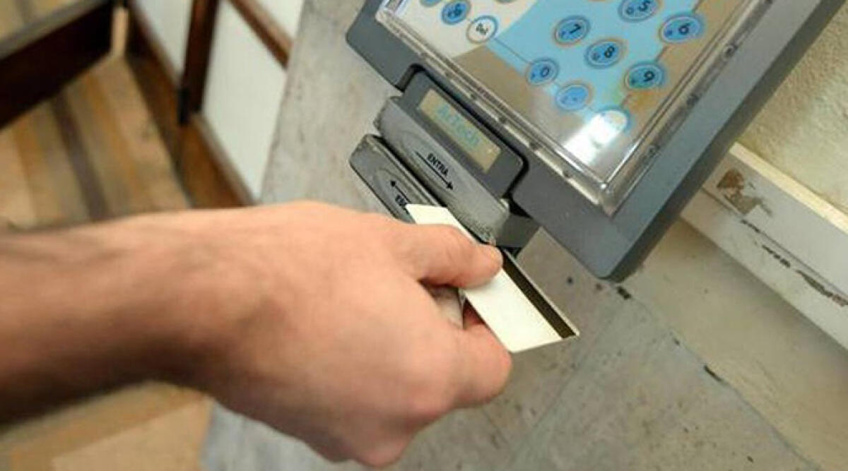 Timbravano il cartellino, poi andavano a fare shopping o motocross: 4 dipendenti condannati per truffa - Archivio