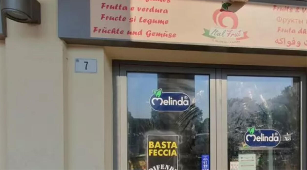 Carabinieri di Forlì denunciano i responsabili di volantini a sfondo razziale sui negozi - Foto Ansa