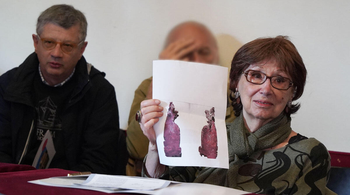 Una targa e un totem per Amedeo Montemaggi, storico della Linea Gotica - Edda, vedova di Montemaggi, mentre mostra la scheggia della bomba trovata e custodita dal marito, inserita nel totem a lui dedicato