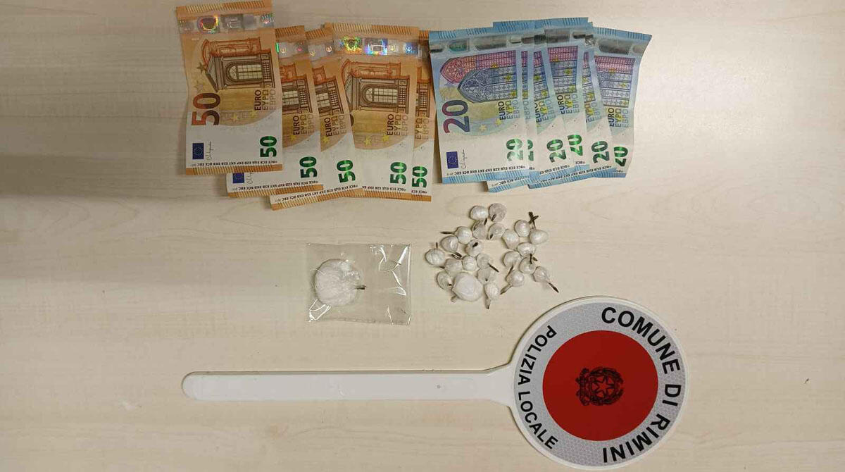 Spaccio dietro alla cabina in spiaggia: pusher in manette - La droga e il denaro sequestrati