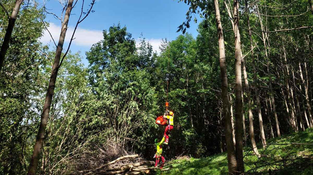 Caduta rovinosa in mountain bike su un sentiero: recuperato grazie al verricello dell'elicottero -
