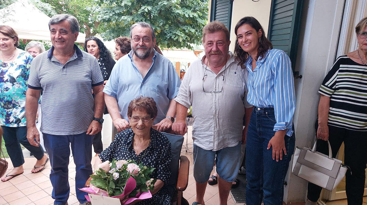 Rimini festeggia i 100 anni di Renilde Vigevi, sarta e contadina - Renilde e la sua famiglia con l'assessora Francesca Mattei