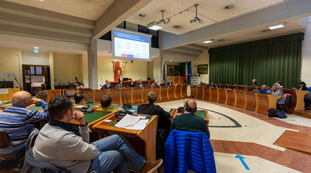 Rimini: approvati bilancio consolidato e accordo con Asi per case popolari in zona ex Questura - Un consiglio comunale, foto di repertorio