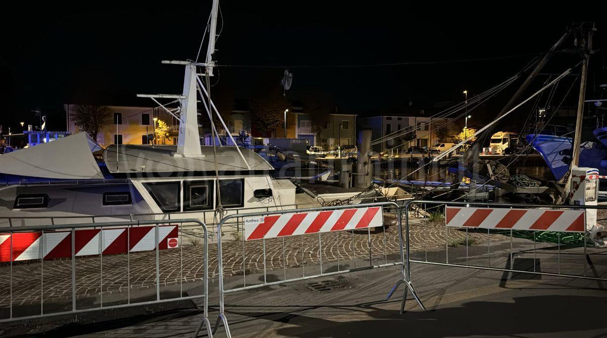Peschereccio in disarmo affonda nel porto di Rimini - Dalla pagina Fb dei Volontari Soccorso in mare