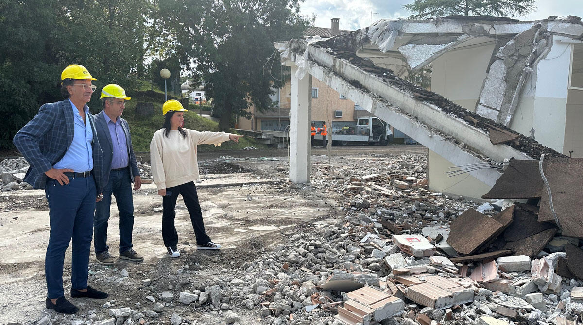 Nuovo asilo di Coriano: completata demolizione dell'ex sede Ausl - Il sindaco Ugolini con gli assessori Pecci e Bianchi