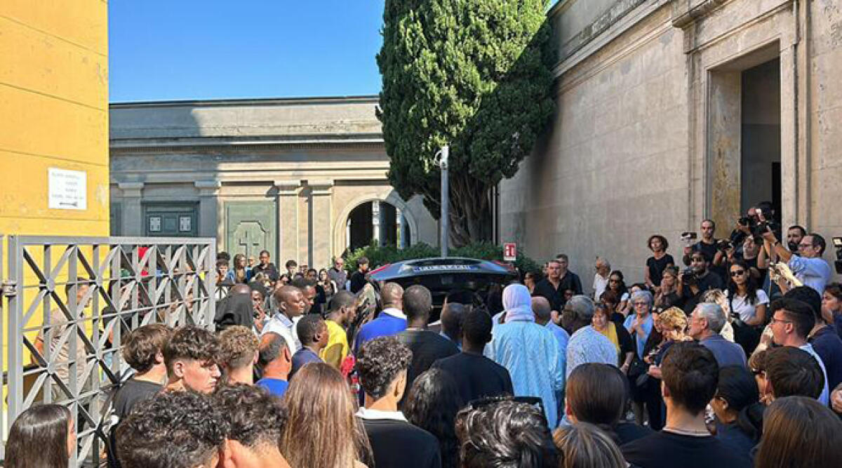 A Bologna l'ultimo saluto a Fallou, l'abbraccio degli amici - L'applauso all'uscita del feretro all'apertura della camera ardente per l'ultimo saluto a Fallou Sall.
ANSA/Sara Ferrari