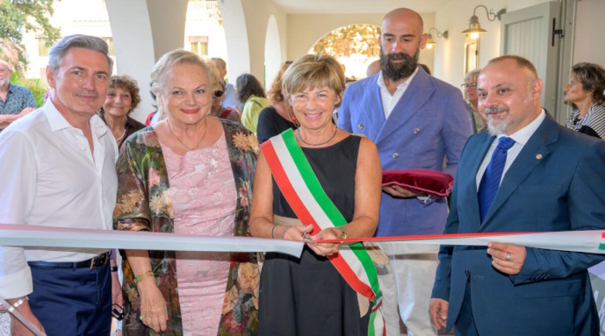 Riccione ha celebrato la memoria storica con la mostra itinerante “Gotica 80” - La sindaca Daniela Angelini al taglio del nastro della mostra