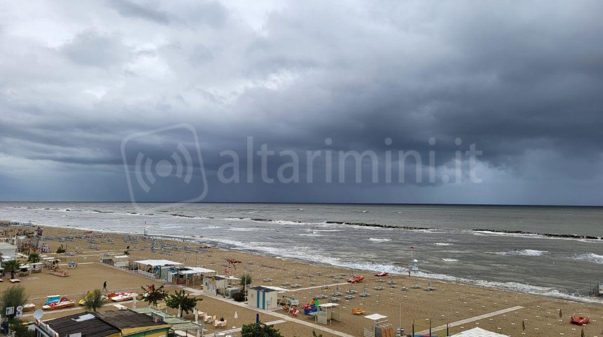 Maltempo e mare in burrasca: l'autunno "invade" gli ultimi scampoli d'estate - ph Angelo Mazzotti