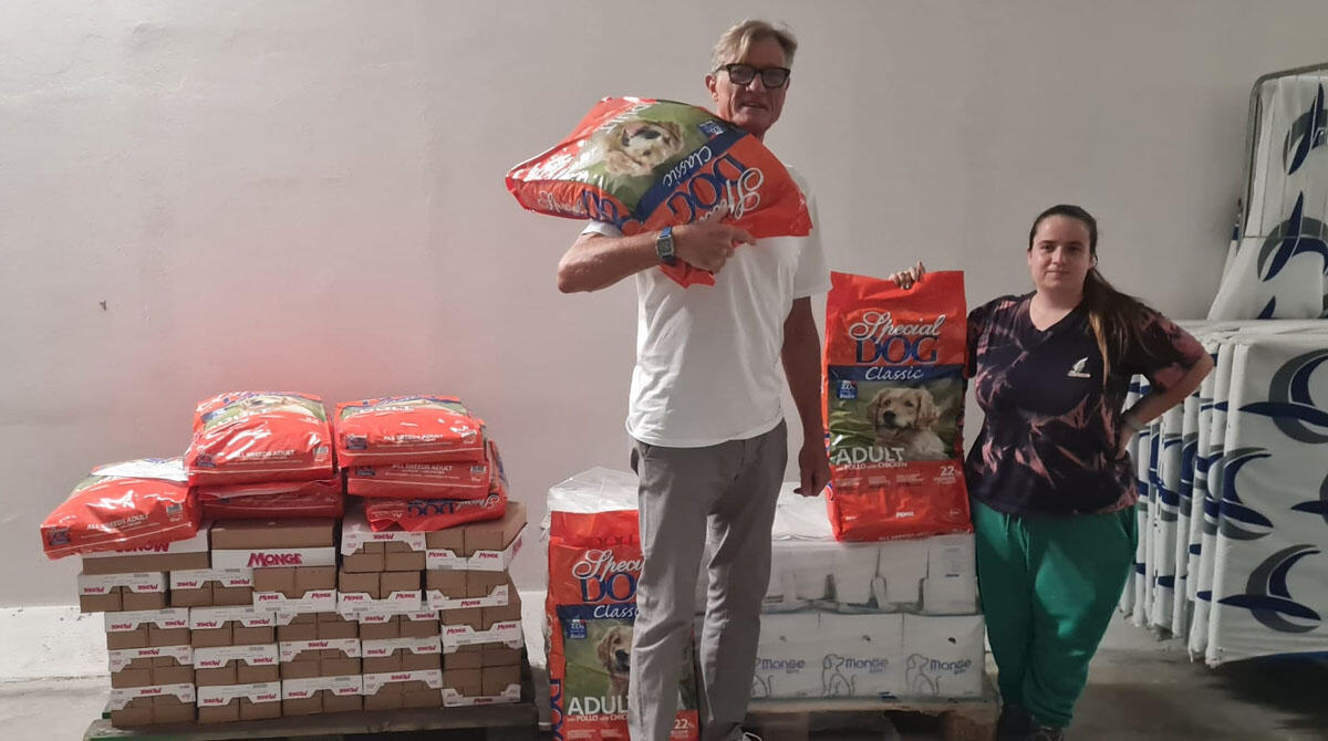 200 kg di cibo donati agli ospiti del Canile Cerni: il contest delle Befane è un successo - Massimo Bobbo direttore delle Befane durante la consegna del cibo