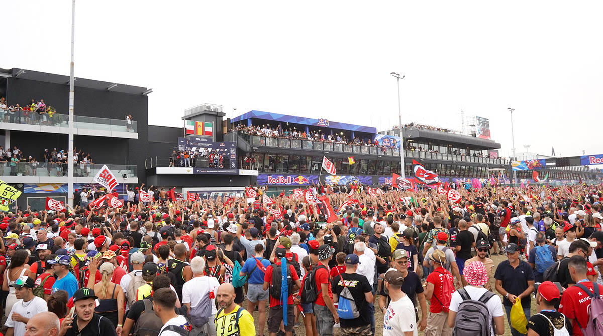 Gp Emilia Romagna, annullata per maltempo la parata dei piloti a Rimini - Pubblico al MCW