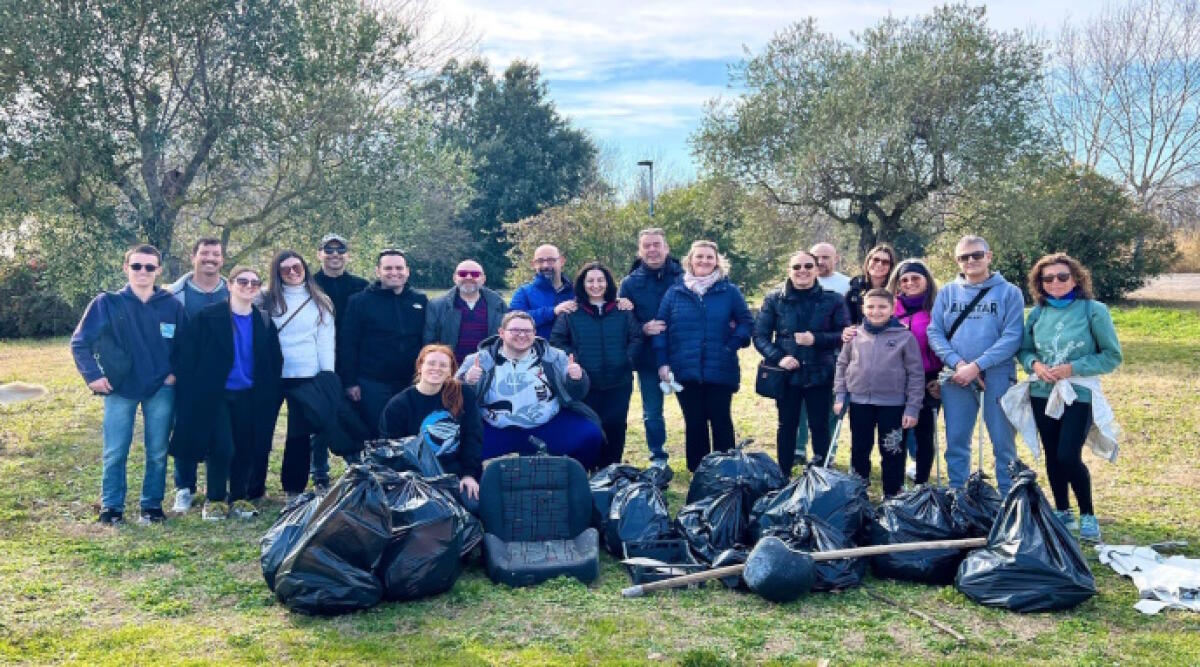 “Rispetta il tuo corpo, rispetta il tuo Ambiente”: “plogging” nel verde di Riccione - Il gruppo di Asp Verde