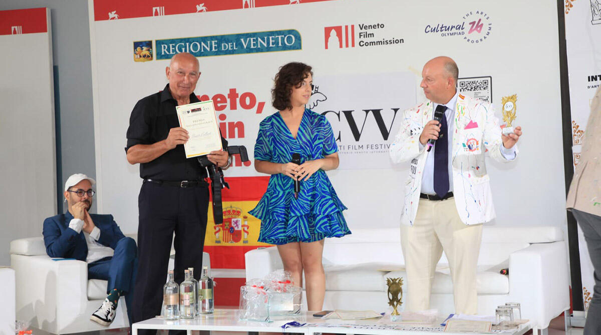 Il fotografo tavulliese Amato Ballante premiato a Venezia per il Film Festival dedicato ai corti - A sn il fotografo Amato Ballante