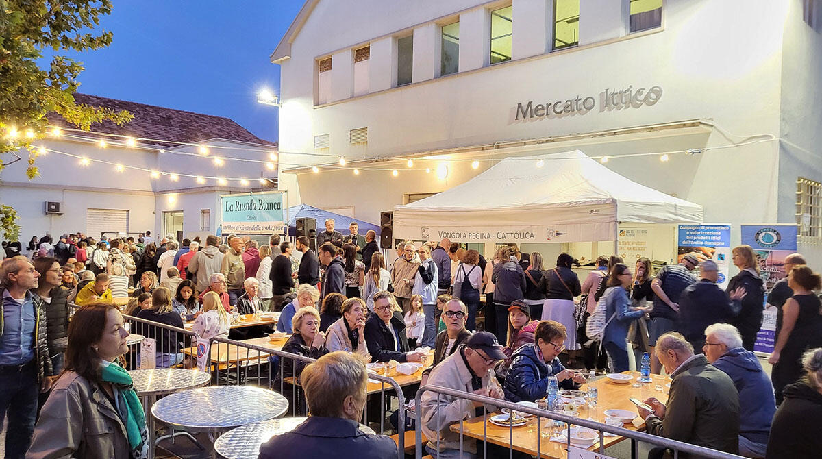 Golosità: oltre 300 chili di pesce per la prima edizione di Cattolica Street Fish - Street Fish al mercato ittico di Cattolica