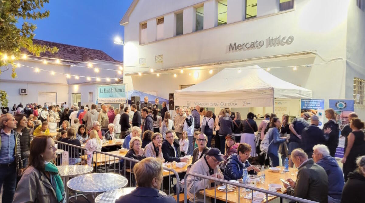 Partenza col botto per la prima edizione di Cattolica Street Fish: cucinati oltre 300 chili di pesce - Street fish al Mercato ittico