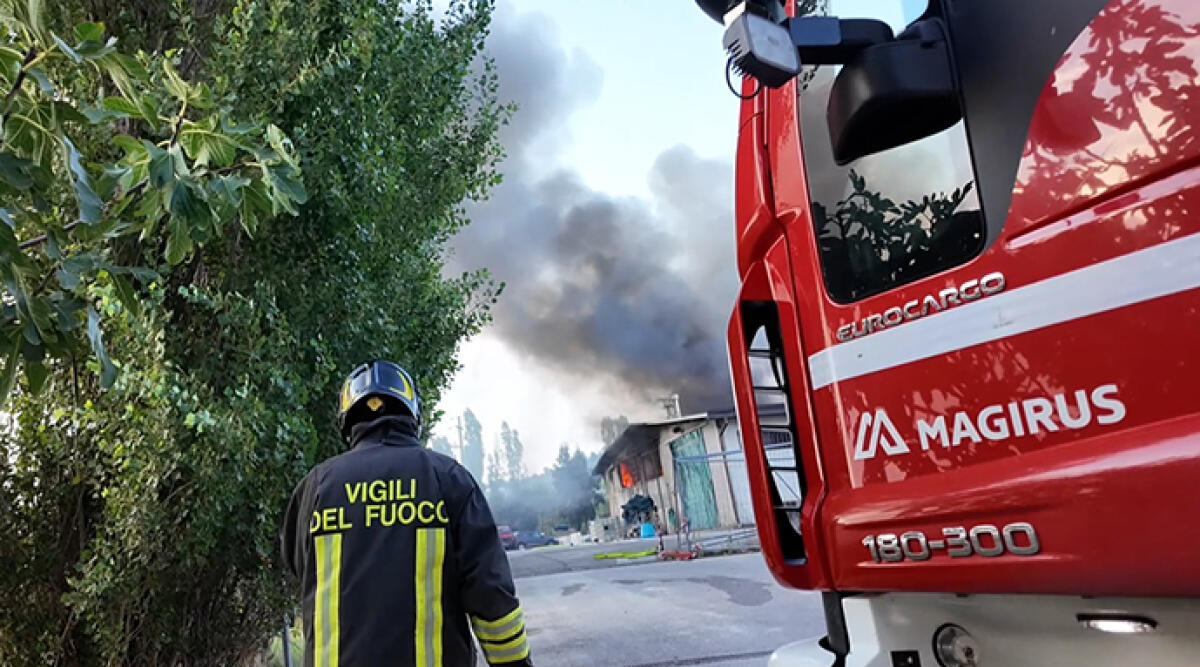 Incendio devasta il laboratorio della Comunità Sant’Aquilina: lanciata raccolta fondi - I vigili del fuoco in azione