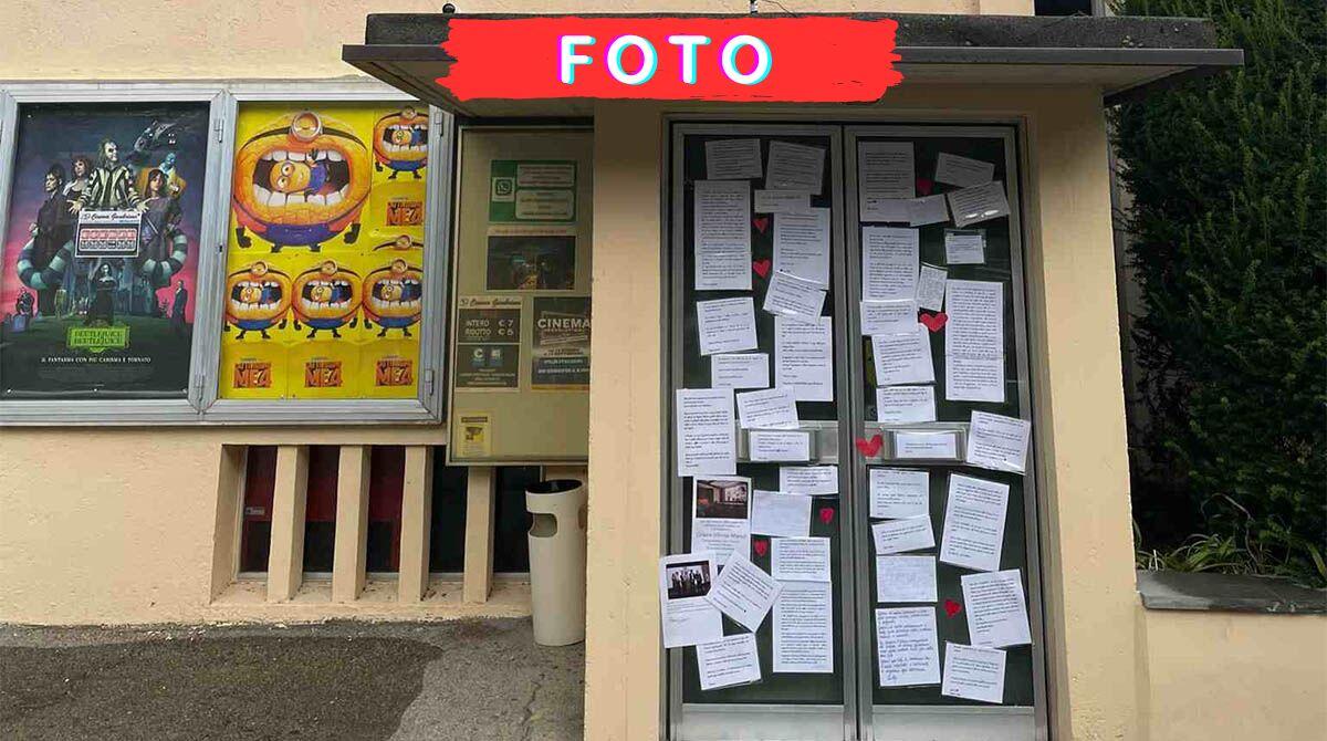 Porta del Cinema Gambrinus tappezzata di messaggi: altre emozioni dopo il premio a Venezia - PH ANTONIO PICCININI