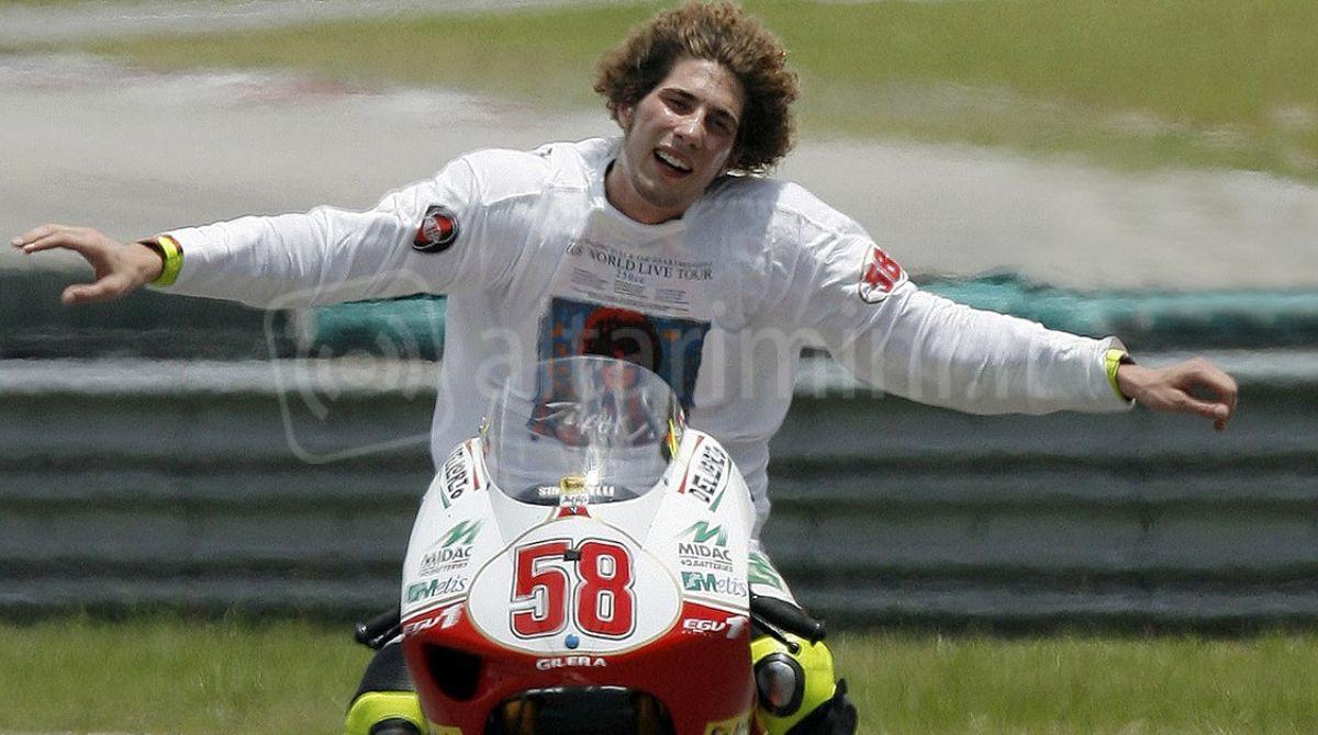 Coriano omaggia il Sic: un totem di 5 metri col suo ritratto sulla rotatoria all'ingresso della città -