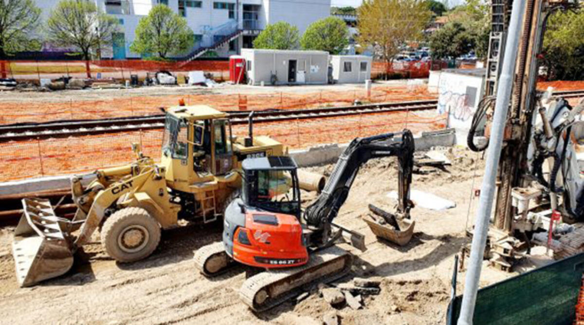 Operaio muore travolto da una ruspa in cantiere: azienda assume il figlio - Il cantiere dove era avvenuti l’incidente mortale il 16 aprile del 2021
