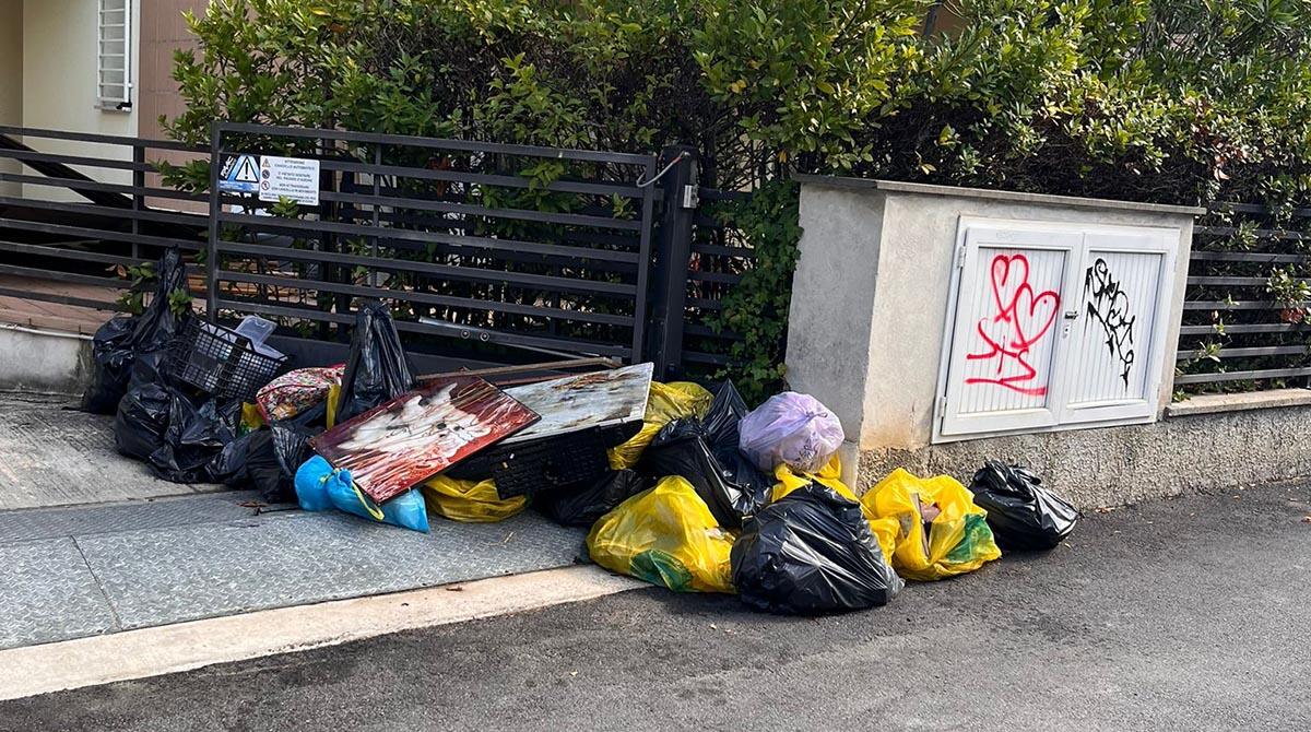 Rifiuti e degrado in viale Tobruk a Rimini. Un lettore: "Nessuno fa niente" - La foto scattata da un lettore in via Tobruk - Rimini