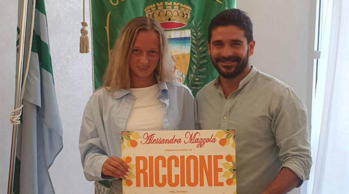 La tennista Alessandra Mazzola è nuova ambasciatrice di Riccione nel mondo - Alessandra Mazzola con l'assessore Simone Imola