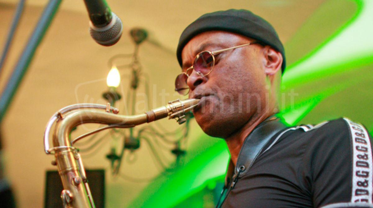 Un omaggio a Zucchero con il suo sassofonista James Thompson -