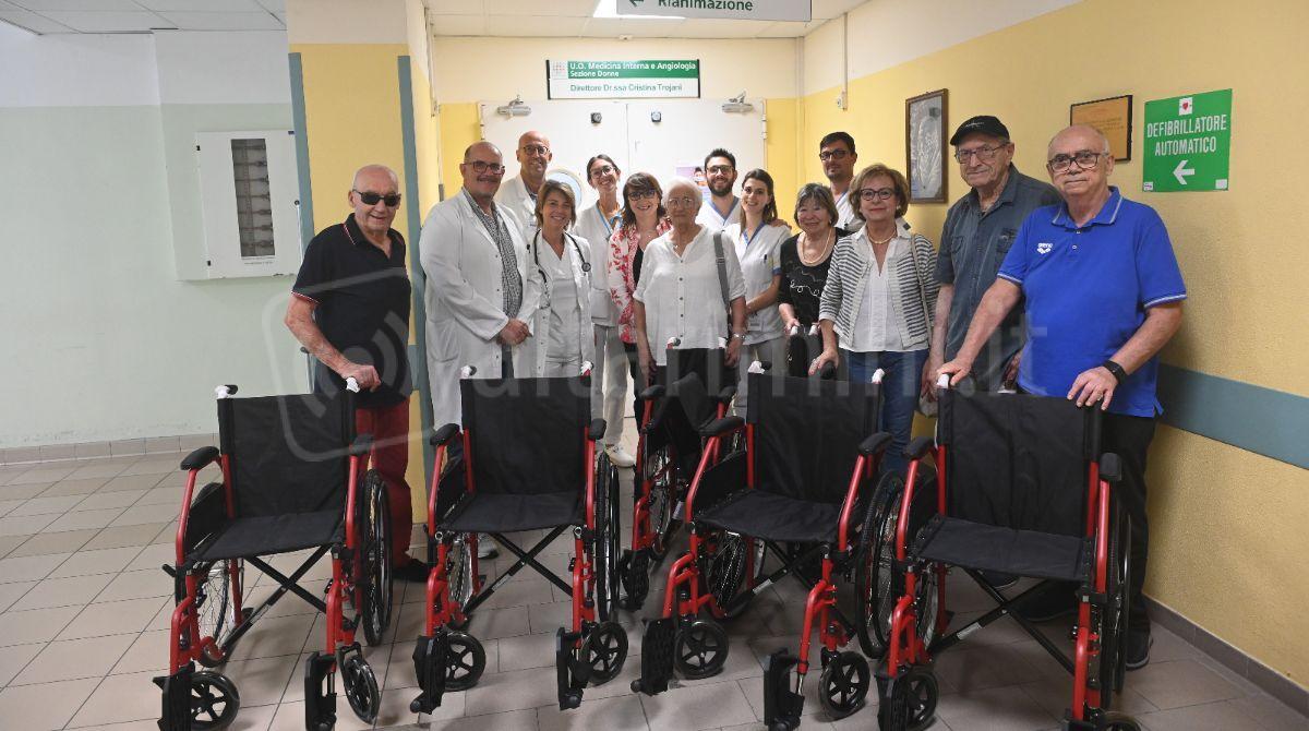Ex dipendenti del comune di Riccione donano 10 sedie a rotelle all'Ospedale - 