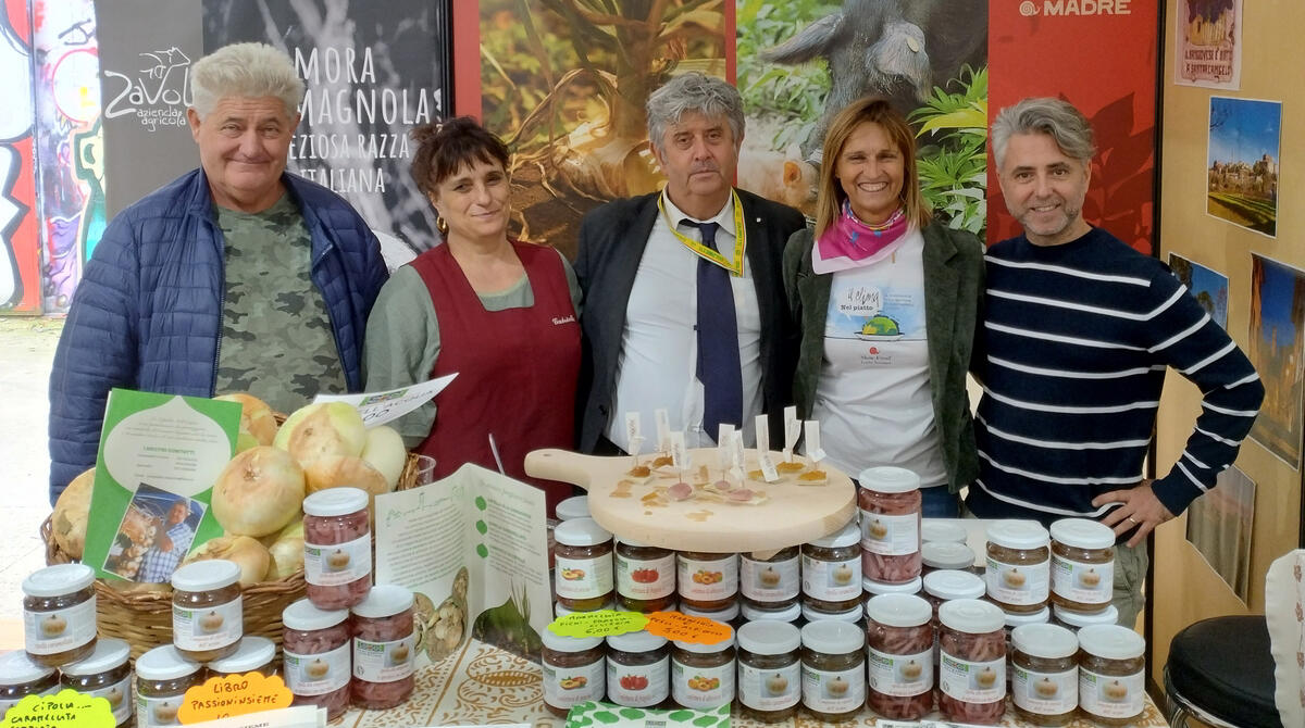Cipolla dell'acqua di Santarcangelo protagonista del Salone del Gusto di Torino - da sinistra: Cesarino Scarpellini e Gabriella Croatti az. agricola Scarpellini, Giorgio Ricci Coldiretti, Lia Cortesi Slow Food Romagna, Eugenio Tontini FoCuS-Comune