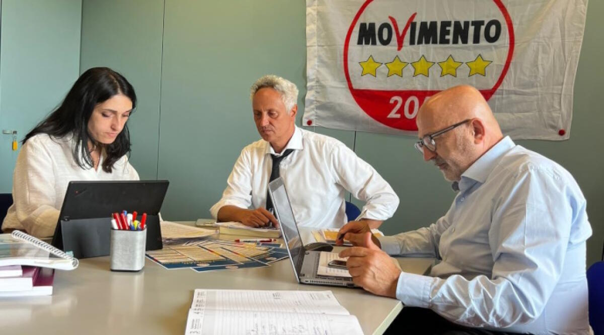 Regionali, vertice M5s con il candidato di centrosinistra De Pascale: "Bene il programma, approfondiremo" - Da sinistra la consigliera regionale Piccinini e i coordinatori Croatti e Lanzi