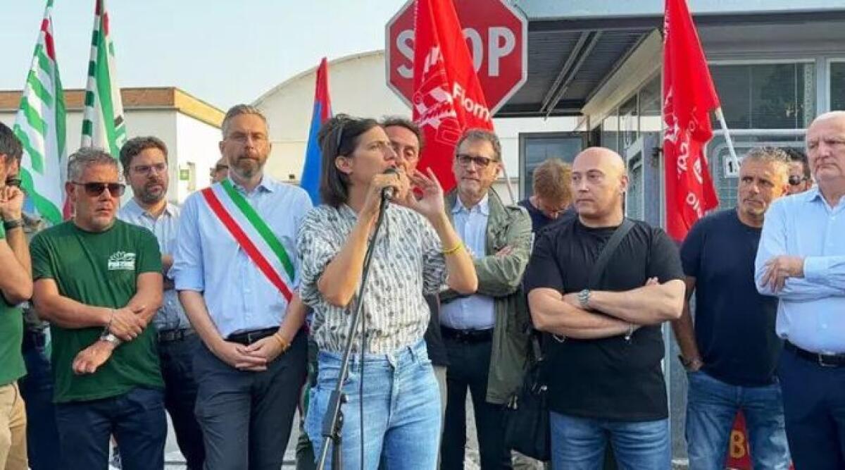 Proteste a Bologna: 77 lavoratori di IIA trasferiti in Campania - Elly Schlein a Bologna, foto Ansa