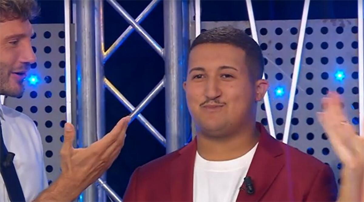 Da Gemmano ad Affari Tuoi: Paolino vince 70.000 euro e commuove con la sua storia - Paolino introdotto da Stefano De Martino