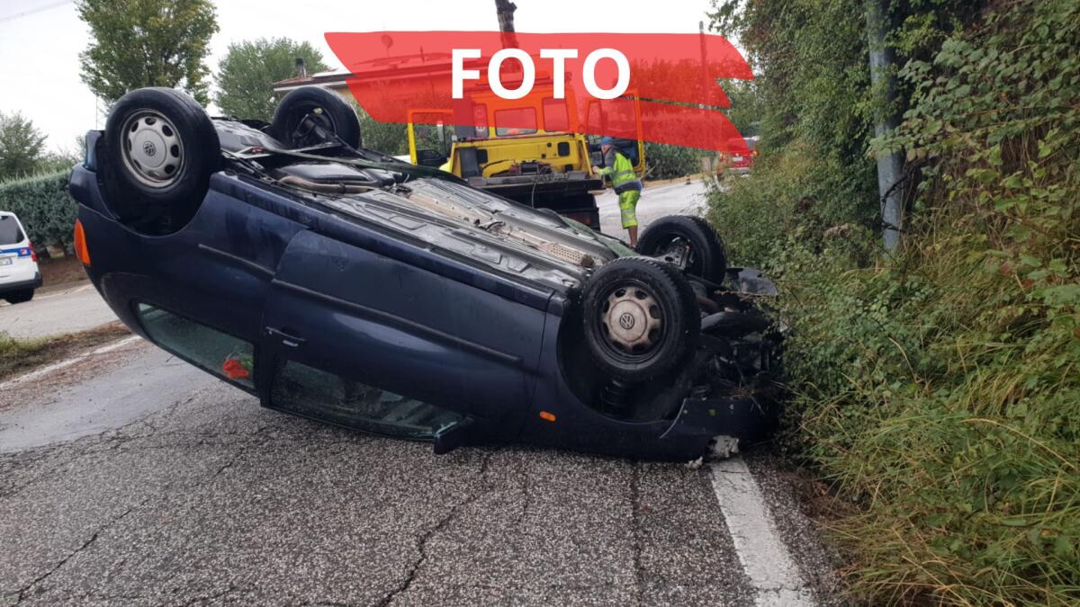 Perde il controllo dell’auto e si cappotta in mezzo alla strada - L'auto incidentata