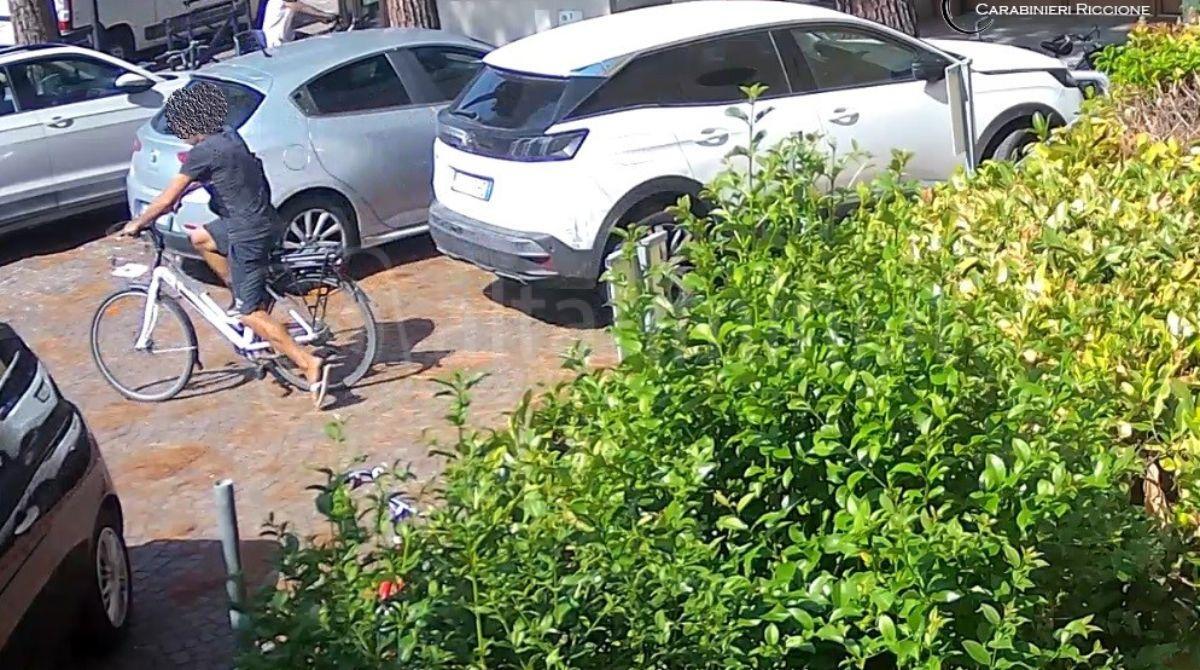 Spacca i lucchetti e ruba 2 bici in pieno giorno: rintracciato dai Carabinieri di Riccione - 