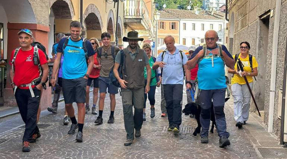 Il sindaco di Sarsina perde una scommessa e fa 300 km sul Cammino di San Vicinio - La partenza da Sarsina, foto dal profilo facebook