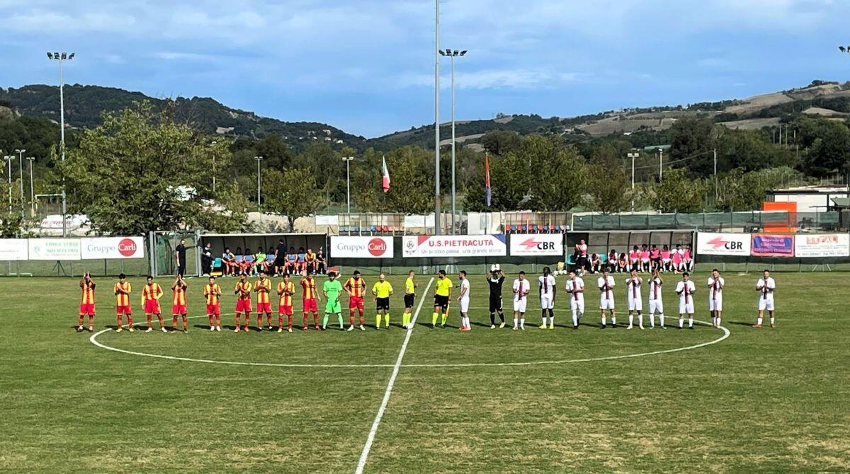 Pietracuta, due su due: anche il Medicina Fossatone cade al Bindi (3-1) - Le due squadre a centrocampo prima del fischio di inizio
