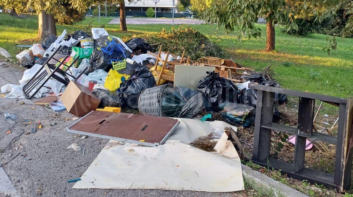 Una montagna di immondizia abbandonata all'ingresso di un parco. La segnalazione - Le immagini inviate dal nostro lettore