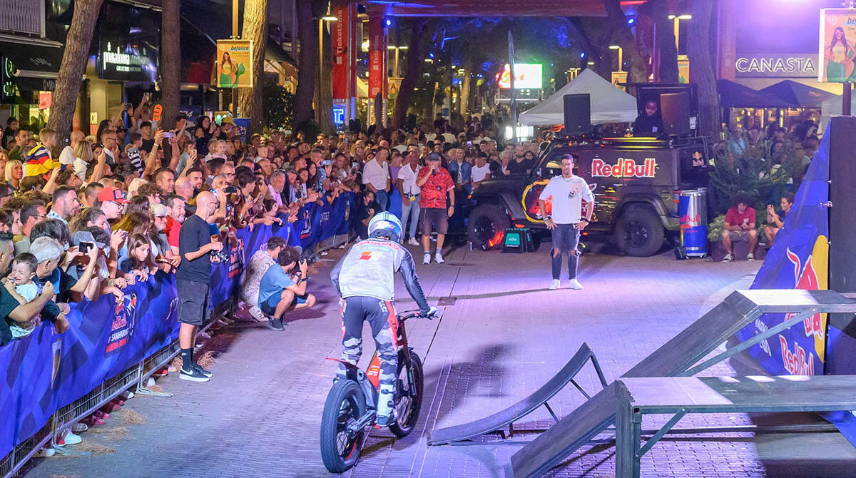 Adrenalina pura: lo show motociclistico di Red Bull conquista tutta Riccione - Red Bull Riders Night in viale Ceccarini (foto di D. Casalboni)