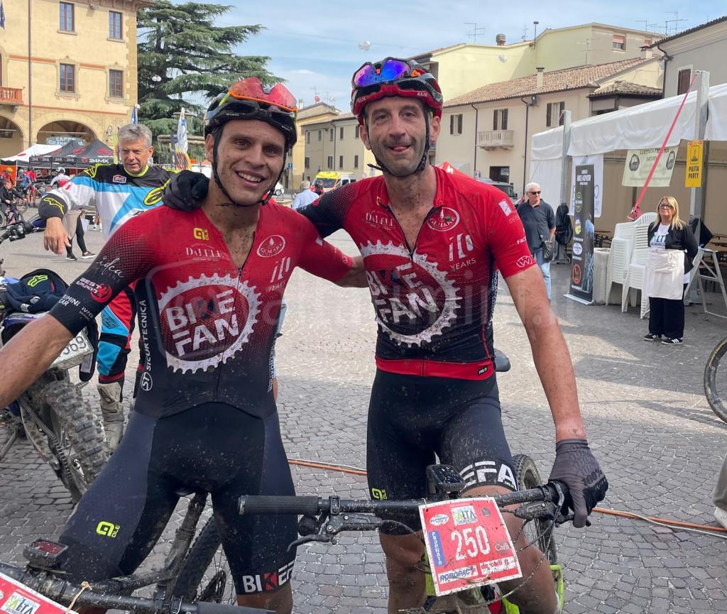 A destra Giorgio Nicolini di Pennabilli, che corre con la Bike Fan: primo atleta dell’Alta Valmarecchia al traguardo