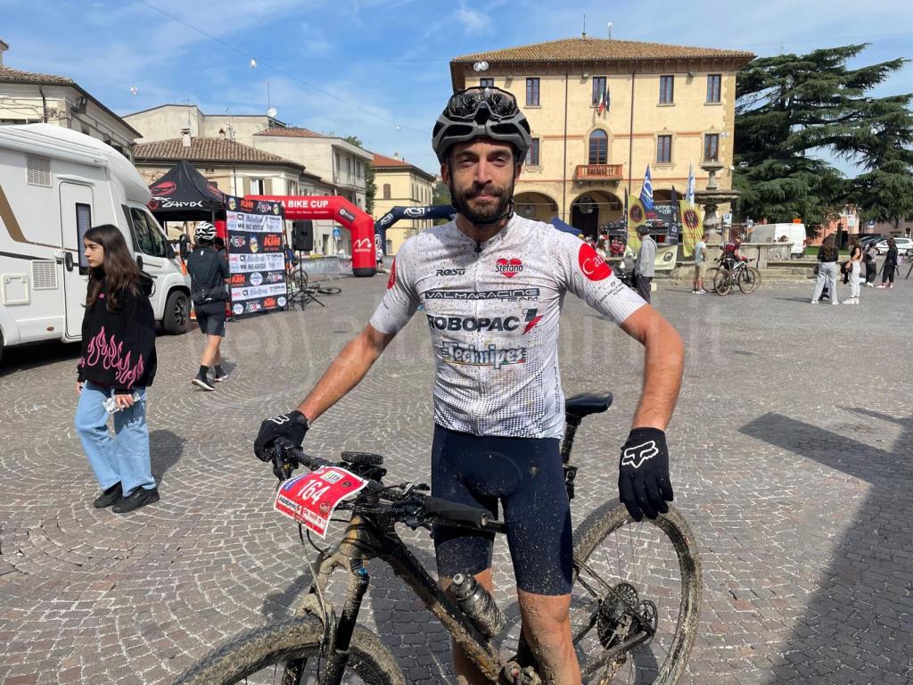 Matteo Cesaretti, primo al traguardo della casa di casa, Valmaracing