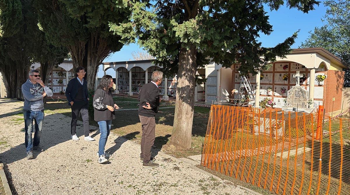 Mulazzano: al via i lavori di ampliamento e consolidamento del cimitero - Sopralluogo al cimitero di Mulazzano del sindaco Gianluca Ugolini, degli assessori Roberto Bianchi e Anna Pecci e del capogruppo consiliare di Progetto Comune, Loris Mazzotti