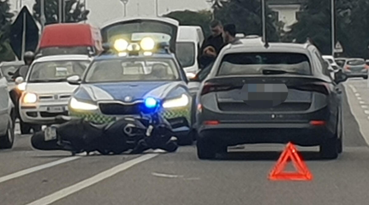 Auto contro moto sulla statale 16: un ferito, traffico in tilt - Il luogo dell'incidente