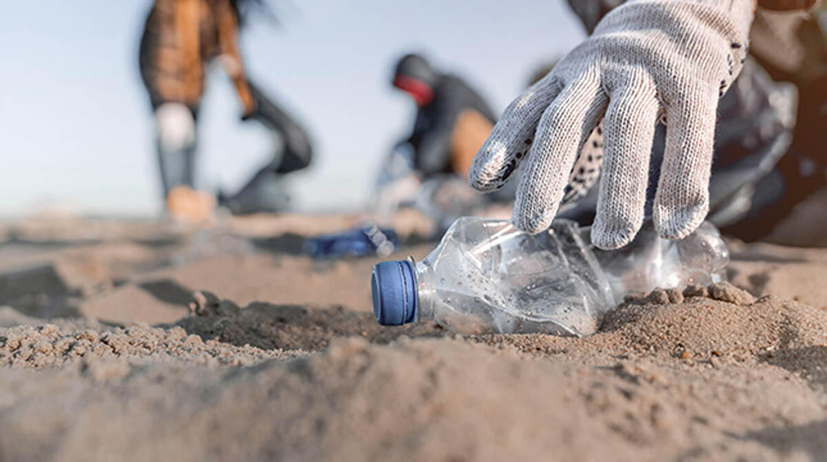 Spiaggia pulita: volontari in azione a Cattolica -