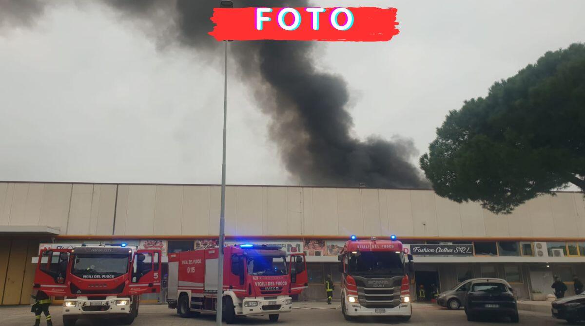 Incendio al Gros di Rimini, si alza densa colonna di fumo nero: capannone evacuato - 