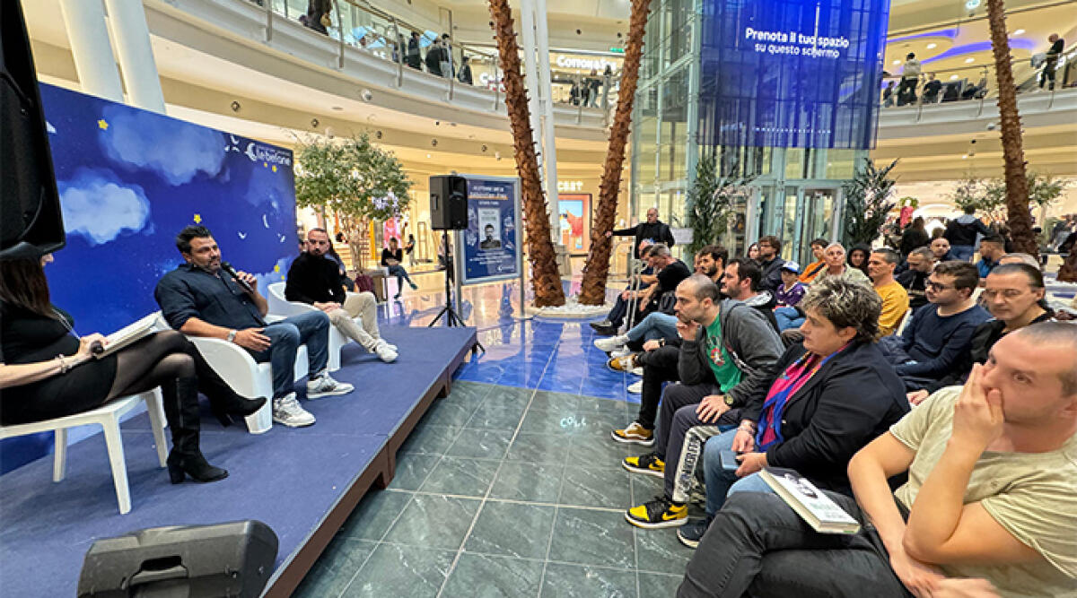 Ex portiere Frey alle Befane di Rimini: c'è chi porta a firmare figurine d'epoca - 