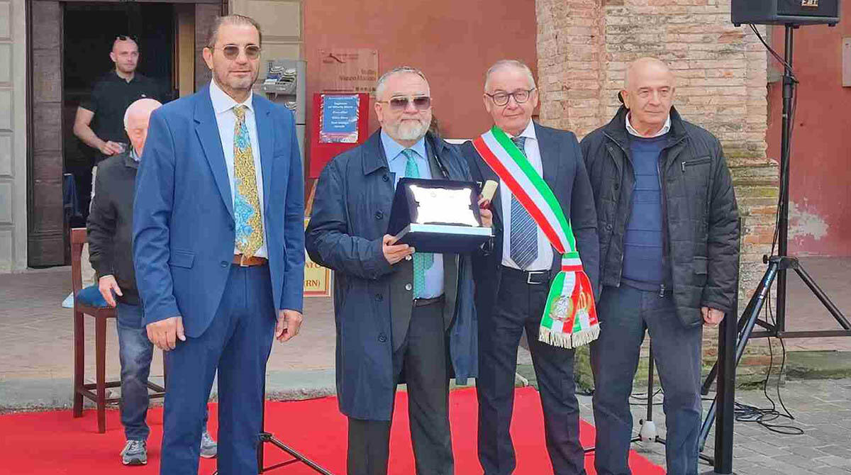 Francesco Sartini premiato dalla sua Sant'Agata Feltria: "Ama questa terra e la sostiene" - Il premio consegnato al dott. Sartini