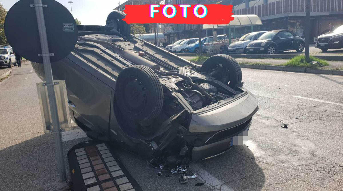 Scontro tra auto, una delle vetture si ribalta: paura in via Giuliani a Rimini - 