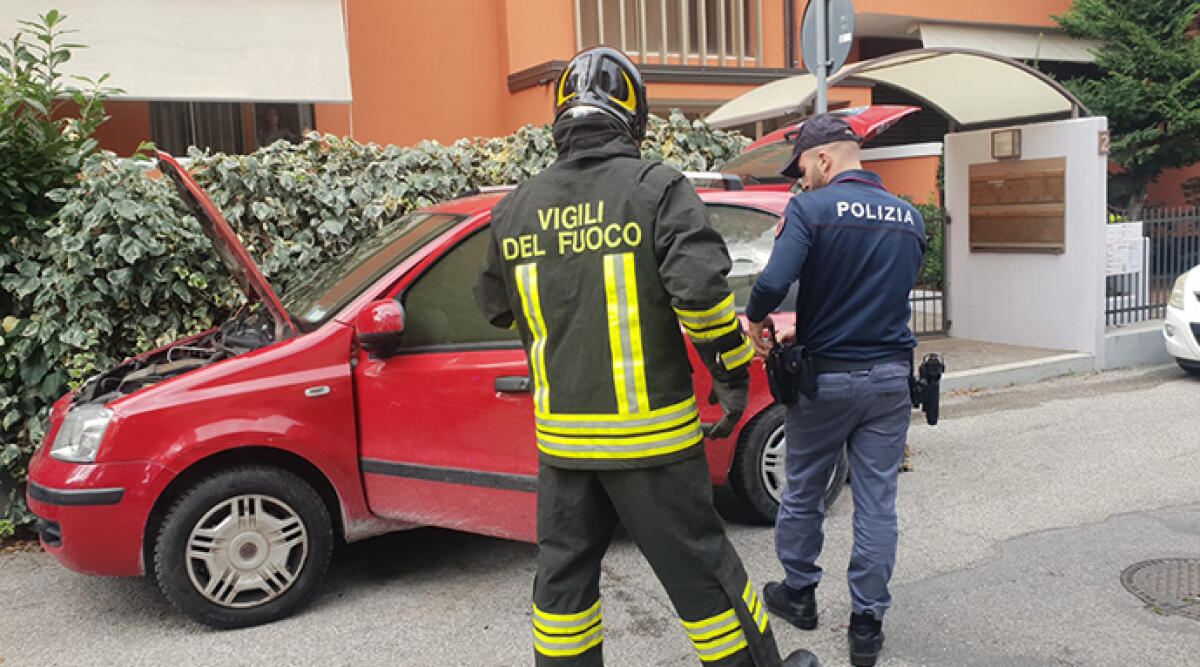 Piromane delle Panda: c'è l’identikit, una telecamera lo riprende - Una delle Panda andata a fuoco lunedì