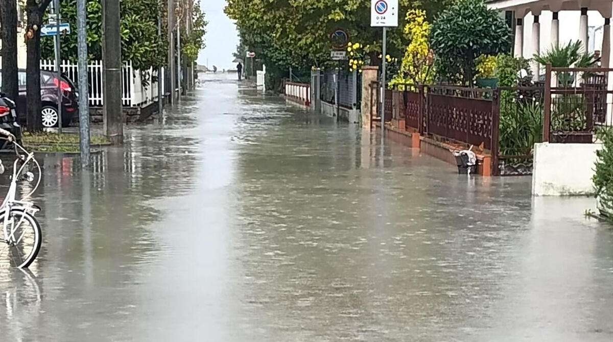 Maltempo, da Potere al Popolo attacco al Pd: "lobby del cemento dettano legge in Regione" - Allagamenti a Bellaria Igea Marina, via Orazio