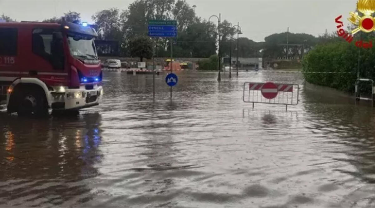 Cesenatico conta i danni: hotel e aziende in ginocchio, allagata anche la casa del sindaco - Una strada allagata a Cesenatico