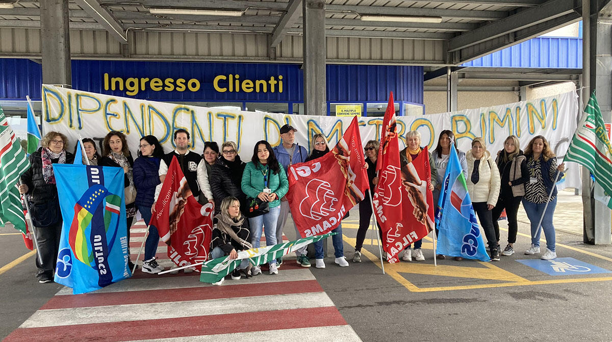 "Non molliamo di un centiMetro": continua la protesta dei lavoratori - Sit-in Metro Rimini